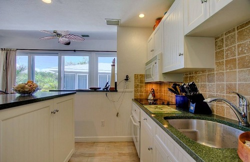 Sanibel Condominio | Relájese con los sonidos de las olas desde su propio bungalow en la playa.