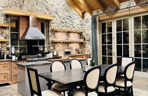 Kerrisdale Casa | Relax, unwind, and feel at home. Your perfect vacation getaway awaits!