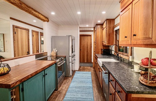 Northport Cabina | Relájese, descanse y recargue en Grand Traverse Bay en Blue Calm