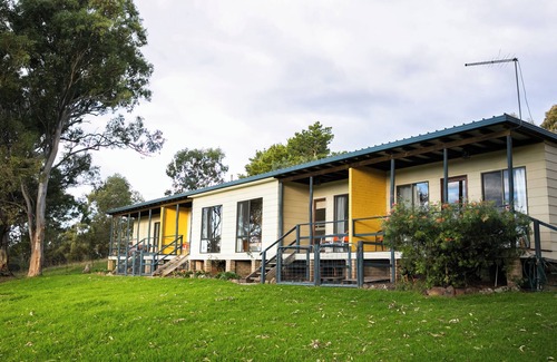 Candelo Apartamento | Relax & unwind in the country in our Cozy Farm Stay King Apartment. Pet Friendly