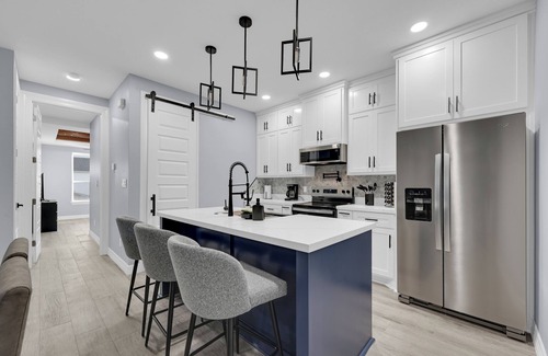 Pharr Casa | Relax + Unwind in this Modern & Spacious Townhome With 2 Car Garage