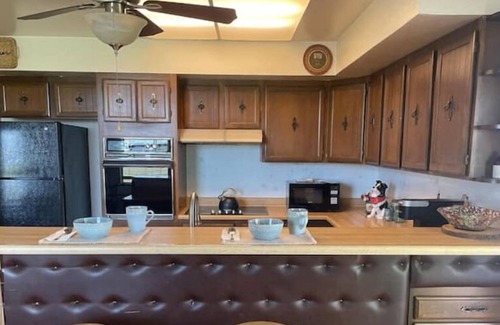 Hood Otro | Relax & unwind in unique Farmhouse, Elk Grove, CA