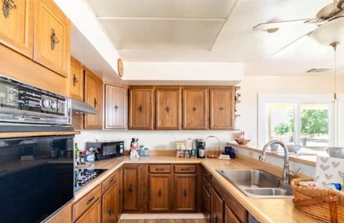 Hood Otro | Relax & unwind in unique Farmhouse, Elk Grove, CA