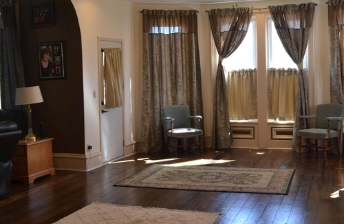 Windsor Cama Y Desayuno | Amplia casa parcialmente renovada de la década de 1870