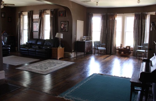 Windsor Cama Y Desayuno | Amplia casa parcialmente renovada de la década de 1870
