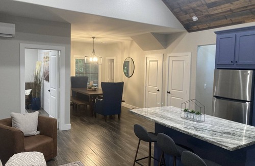 Livingston Cabina | Relax with a view from above in a tree-top getaway! Two Creeks Crossing Resort
