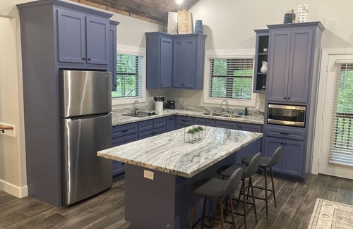 Livingston Cabina | Relax with a view from above in a tree-top getaway! Two Creeks Crossing Resort