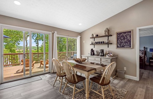 Kingston Casa | Relax with a view of the lake