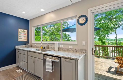 Kingston Casa | Relax with a view of the lake
