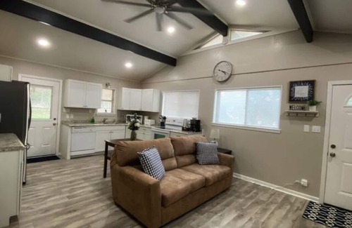 Bandera Cabaña | Relax with family and friends at this peaceful, Texas hill country cottage.