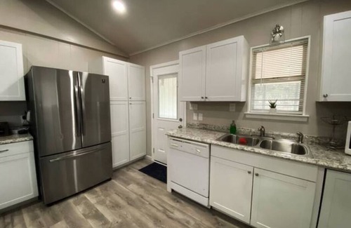 Bandera Cabaña | Relax with family and friends at this peaceful, Texas hill country cottage.