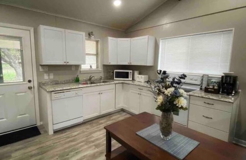 Bandera Cabaña | Relax with family and friends at this peaceful, Texas hill country cottage.
