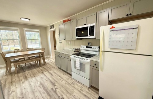 Sloans Valley Cabina | Relax with family and friends in this peaceful cabin right off the boat ramp!