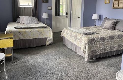 Windsor Cama Y Desayuno | Relax with full and queen bed, no cleaning fees near Katy trail and downtown