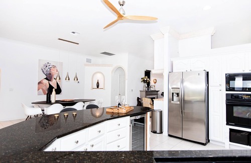 Bonita Springs Villa | NUEVO! Elegante villa en Bonita Springs! Moderno, con una piscina de agua salada de gran tamaño.