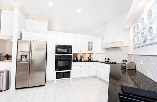 Bonita Springs Villa | NUEVO! Elegante villa en Bonita Springs! Moderno, con una piscina de agua salada de gran tamaño.