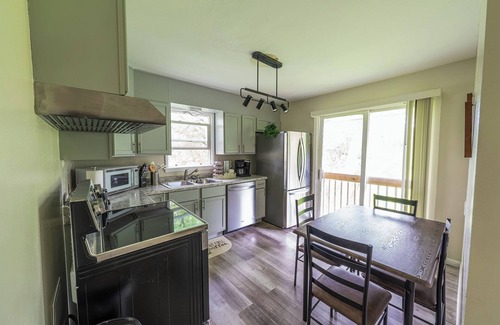 Fridley Apartamento | Relax with the family in a newly renovated and furnished upper level duplex.