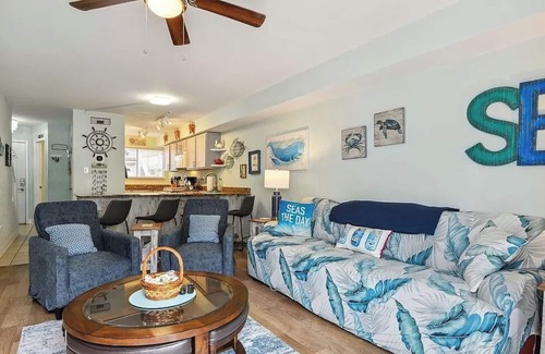 Biloxi Condominio | Relax with the whole family just across from Biloxi Beach.