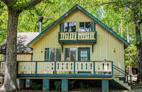 Pine Mountain Chalet De Esquí | Relax with your fur baby in this spacious chalet near Callaway Gardens