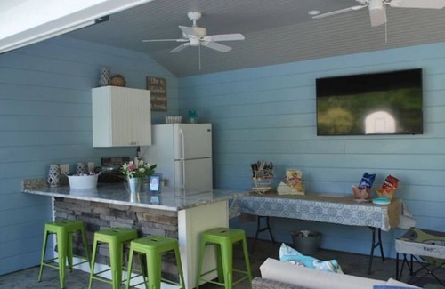 Gansevoort Casa | Relax within minutes to Saratoga w/privacy & green space, pool/pool house, 5Beds
