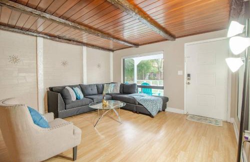 Dover Shores West Casa | Relax & Work 1br Porch Dining Just Steps Away