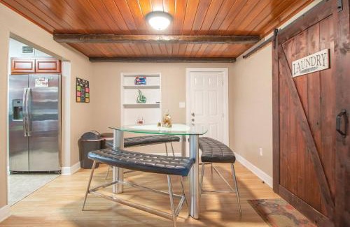 Dover Shores West Casa | Relax & Work 1br Porch Dining Just Steps Away