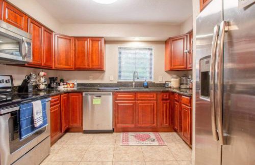 Dover Shores West Casa | Relax & Work 1br Porch Dining Just Steps Away