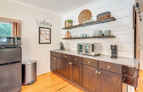 Greer Apartamento | Relax & Work: Scenic Greer Cottage w/ Office Setup