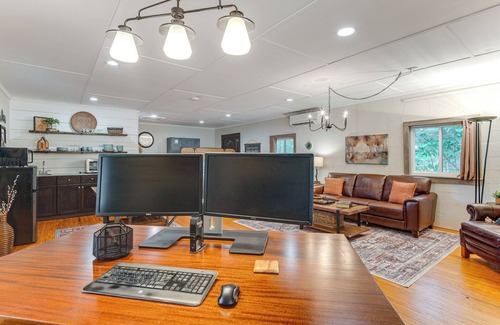 Greer Apartamento | Relax & Work: Scenic Greer Cottage w/ Office Setup