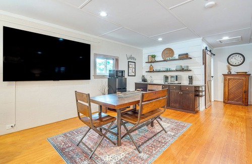 Greer Apartamento | Relax & Work: Scenic Greer Cottage w/ Office Setup