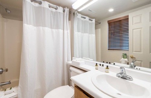Napa Hotel | Relaxation in Napa Valley! 2 Spacious Units, Swimming Pool, Free Parking!
