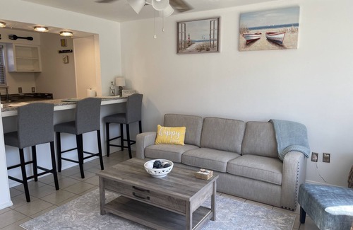 Mid America Condominio | Relaxation Retreat-Cozy “Retreat” to unwind located directly on the water’s edge