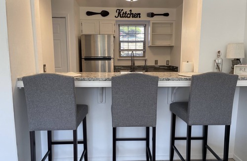 Mid America Condominio | Relaxation Retreat-Cozy “Retreat” to unwind located directly on the water’s edge