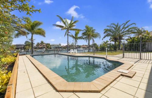 Banksia Beach Casa | Relaxation & Space in a Canal Home