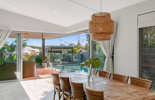 Casuarina Casa | Relaxed Coastal Living - Moments from the Beach