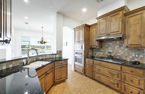 Lakeway Condominio | Relaxed Luxury at Lakeway Village Cove – Lake Views & Prime Location