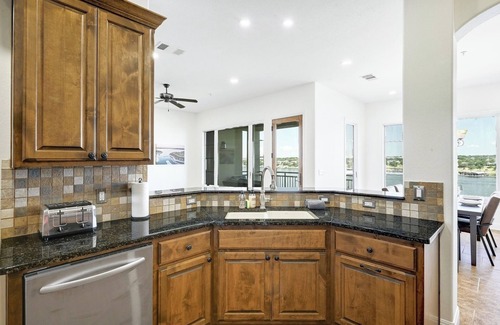 Lakeway Condominio | Relaxed Luxury at Lakeway Village Cove – Lake Views & Prime Location