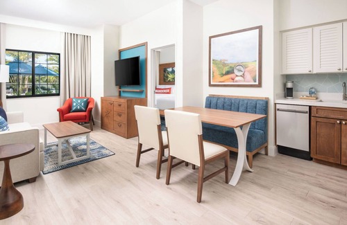Park Shore Hotel | Relaxed Suite w/ King Bed + Cozy Sitting Area – Ideal Stay!