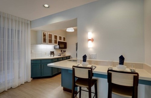 Sunnyvale Hotel | Relaxing 1 BR Suite | 3 Units w/ BBQ Facilities, Mini Fridge & Swimming Pool!