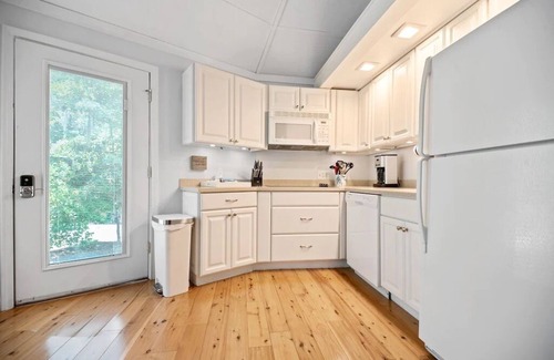 Sea Pines Cabaña | Relaxing 2 BR cottage, walking distance to beach