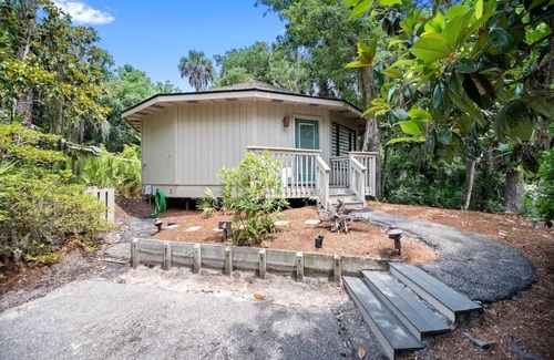 Sea Pines Cabaña | Relaxing 2 BR cottage, walking distance to beach