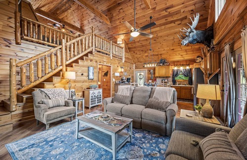 Sevierville Cabina | *Relaxing 2BDR Getaway! HOT TUB + Arcade + XBox*