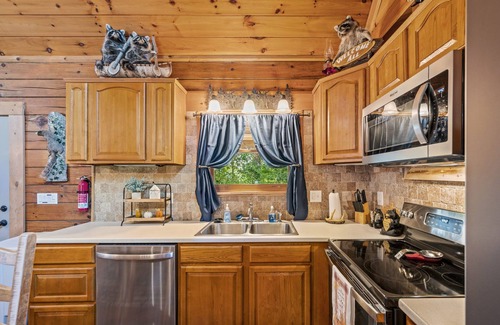 Sevierville Cabina | *Relaxing 2BDR Getaway! HOT TUB + Arcade + XBox*