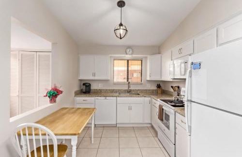 Sun City Casa | Relaxing 2BR plus Den Golf Retreat with Backyard and BBQ