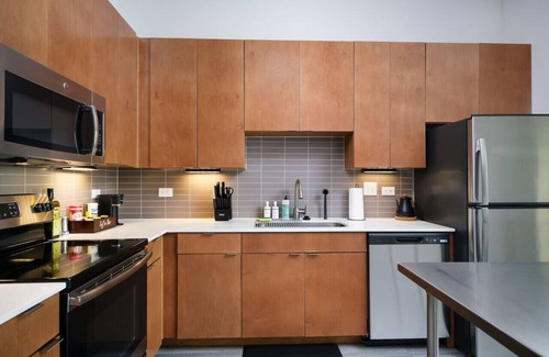 King William Apartamento | Relaxing 2BR w Gym, Pkng , Near King Wms & Towers