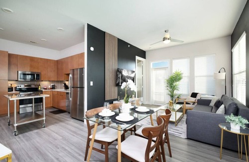 King William Apartamento | Relaxing 2BR w Gym, Pkng , Near King Wms & Towers