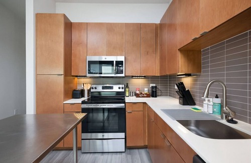 King William Apartamento | Relaxing 2BR w Gym, Pkng , Near King Wms & Towers