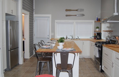 Lee's Summit Casa | Relajante casa de 3 dormitorios w / cocina completa y Wi-Fi; a poca distancia de restauraunts