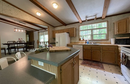 Saugerties Cabina | Relaxing 3-bedroom with indoor fireplace in the Catskills