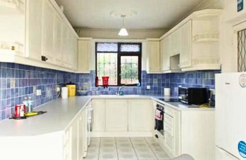 Westcliff-on-Sea Cabaña | Amazing 3BR Cottage w/ Parking, Terrace & SEA VIEW! by Luxiety Stays